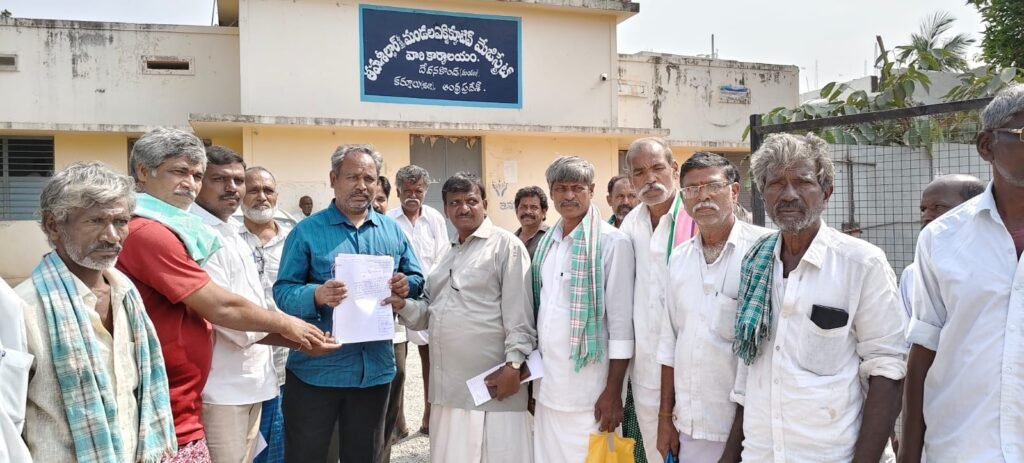 నష్టపరిహారం ఇవ్వకపోతే భూములు తొలగించొద్దు హంద్రీ నీవా పేరుతో భూ తొలగింపులపై సిపిఎం నిరసన