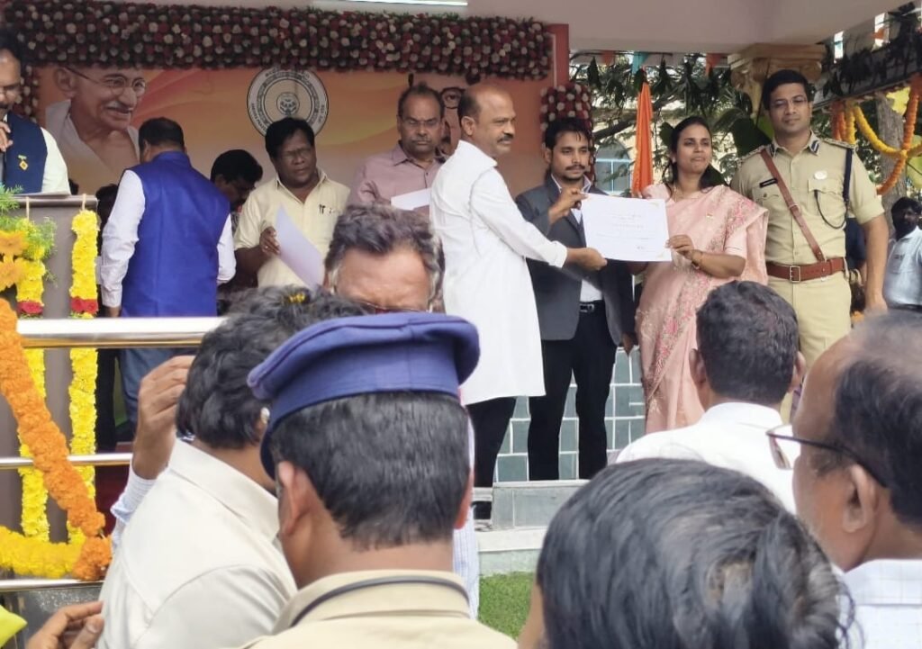 ఉత్తమ పంచాయతీ కార్యదర్శిగా రాముడు – జిల్లా కలెక్టర్ చేతుల మీదుగా అవార్డు