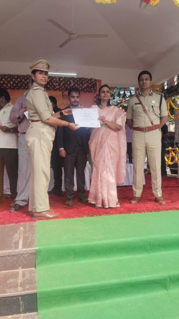 ఉత్తమ అవార్డు అందుకున్న ప్రొహిబిషన్ సి.ఐ. లలితాదేవి