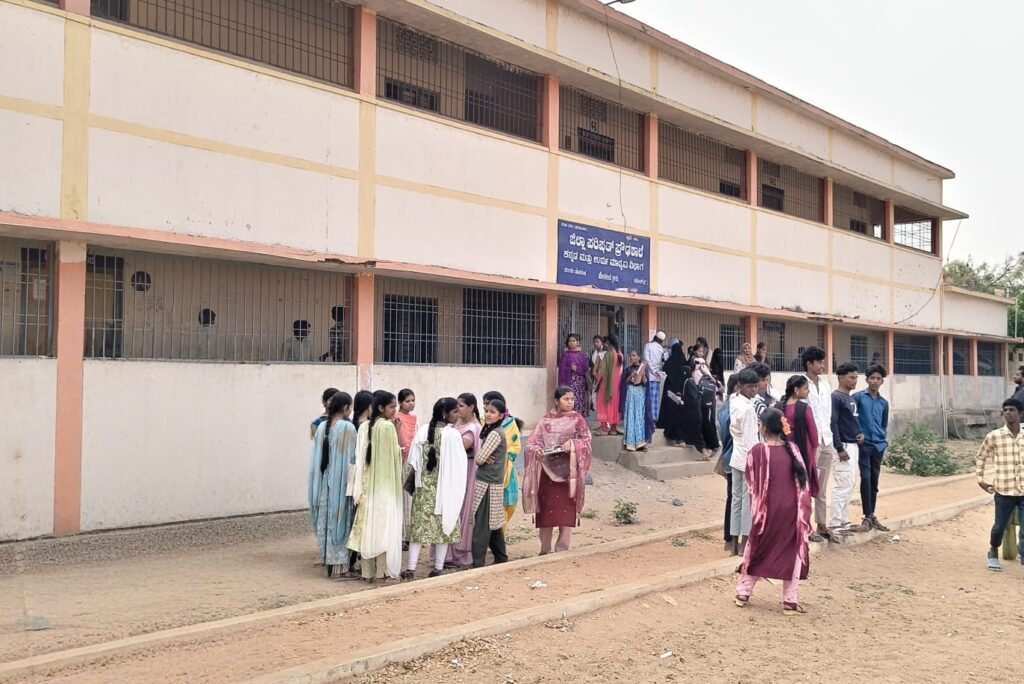 పదో తరగతి పరీక్షలకు శ్రీకారం… ప్రశాంతంగా మొదటి రోజు