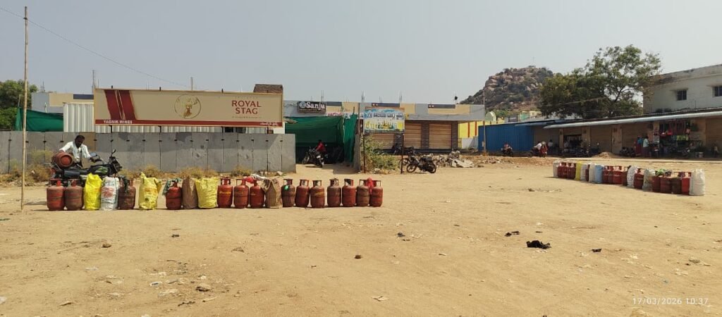 పండుగ వేళ గ్యాస్ సంక్షోభం… వినియోగదారుల ఆవేదన