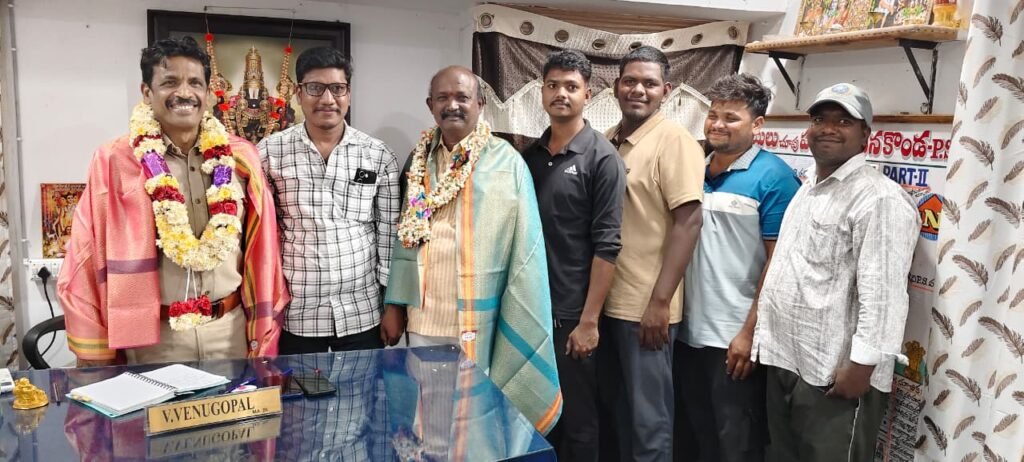 దేవనకొండ సీఐను మర్యాదపూర్వకంగా కలిసిన స్థానికులు