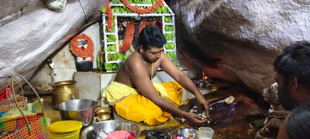 దేవరగట్టులో భక్తుల రద్దీ… మాళ మల్లేశ్వర స్వామికి ప్రత్యేక పూజలు