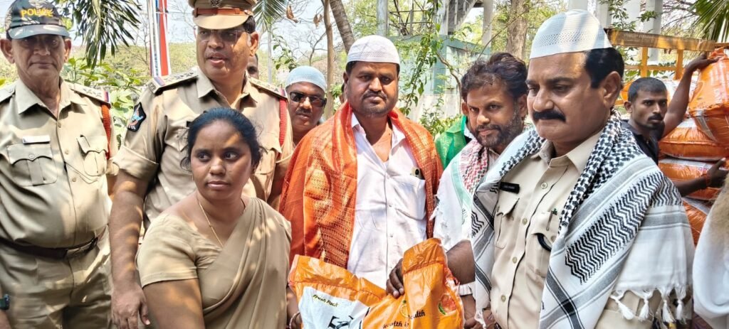 రంజాన్ సందర్భంగా హోం గార్డులకు బియ్యం ప్యాకెట్లు