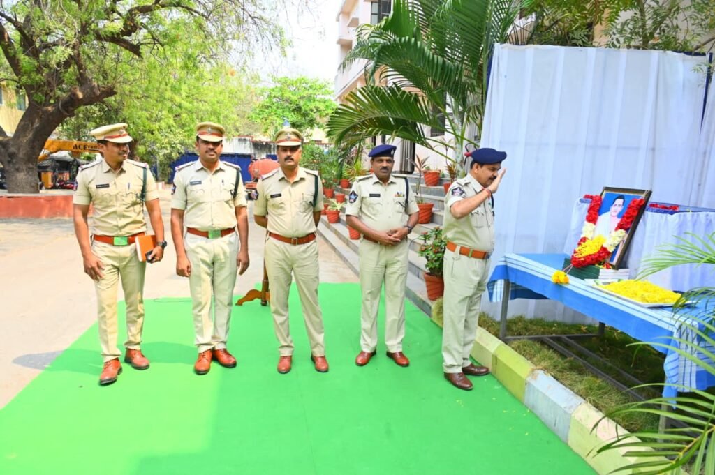 పొట్టి శ్రీరాములు జయంతి సందర్భంగా పోలీసుల నివాళి