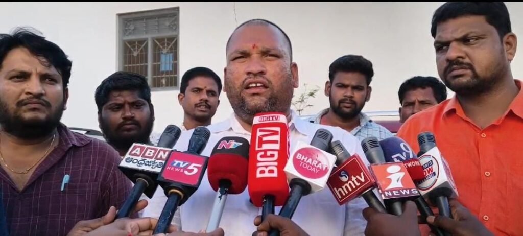 ఎక్సైజ్‌ అధికారి లంచం డిమాండ్‌ చేశారని వైన్‌షాపు నిర్వాహకుడి ఆరోపణ
